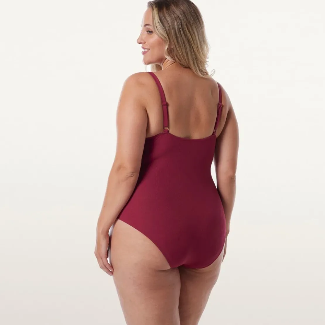 Brigitte BardotMaillot une pièce bordeau Hibiscus rouge