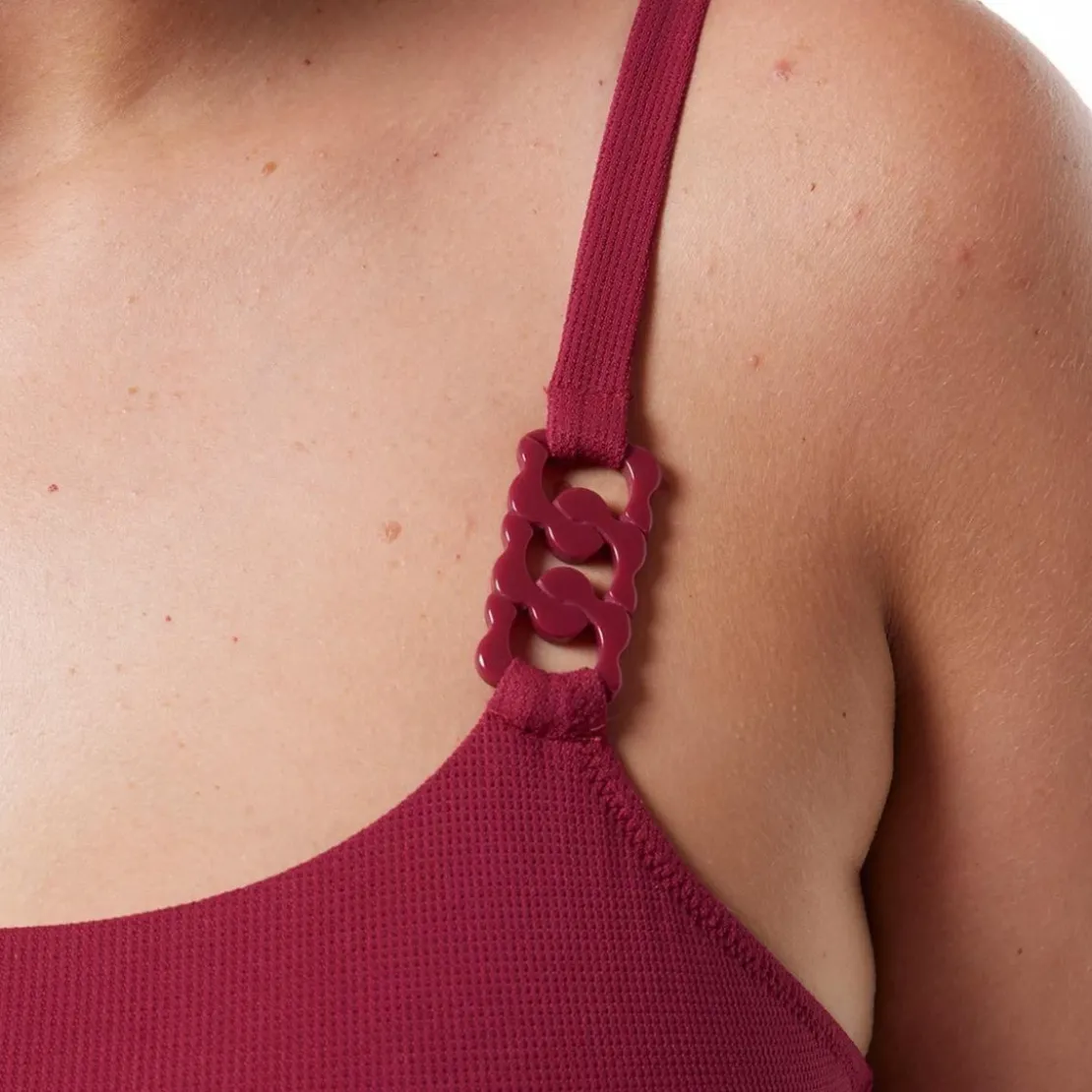 Brigitte BardotMaillot une pièce bordeau Hibiscus rouge