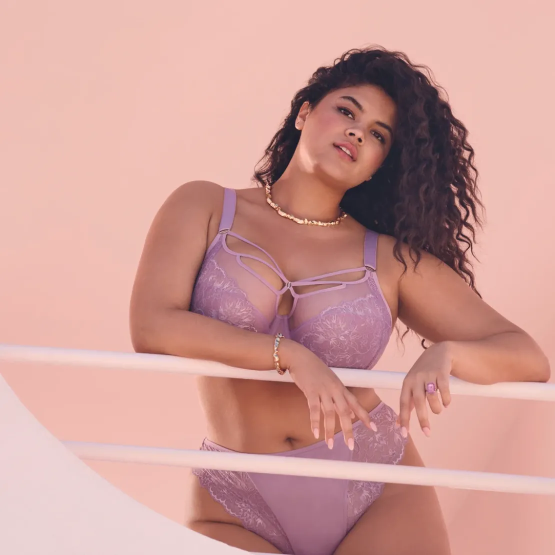 ElomiBRIANNA Soutien-gorge plongeant à armatures violet- BRIANNA