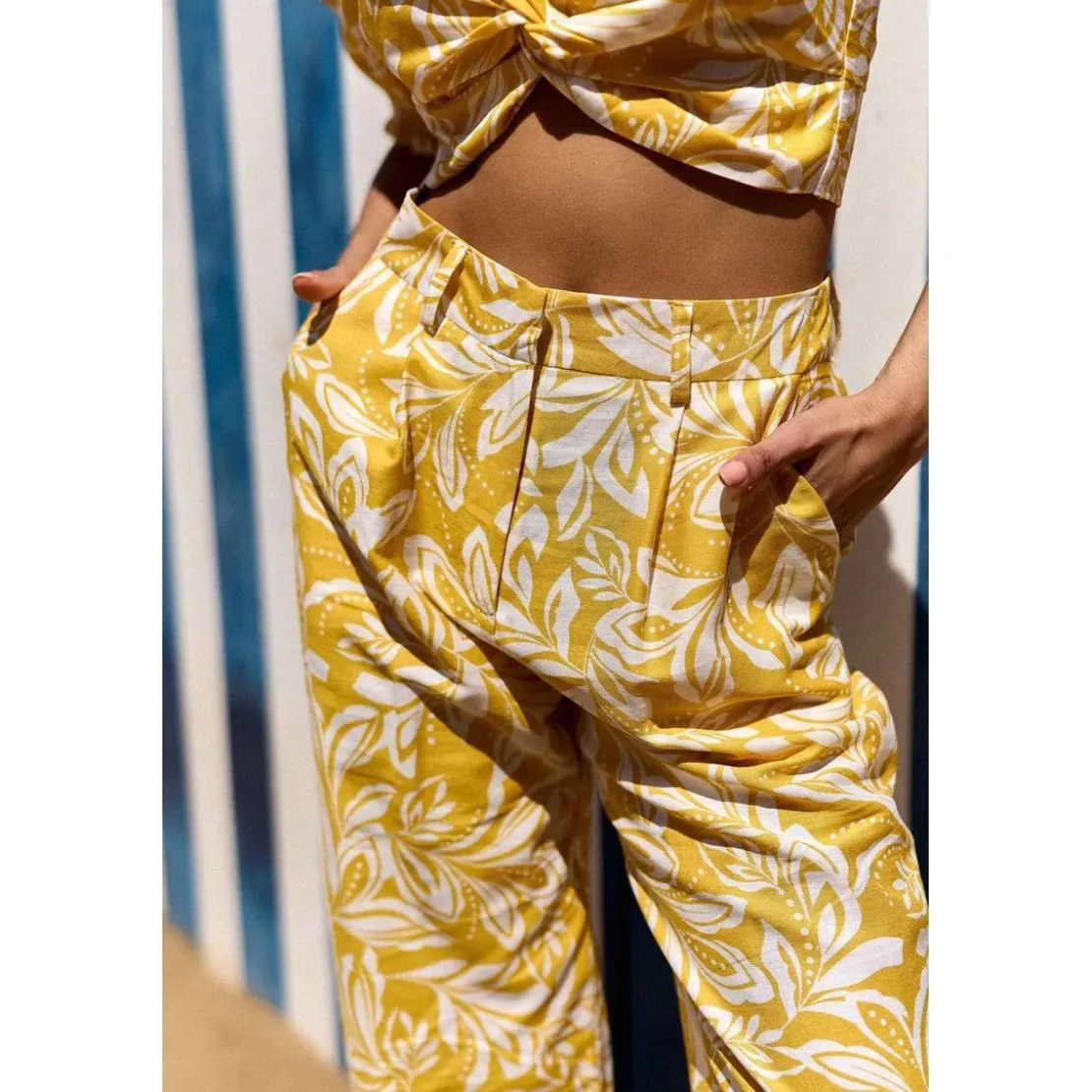 La Petite EtoilePantalon décontracté PAMEA jaune bicolore en viscose