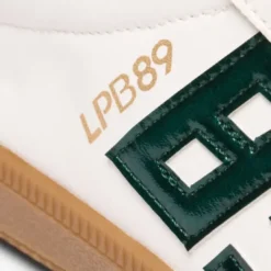 Les Petites BombesBaskets blanches avec détails verts métallisés blanc perle
