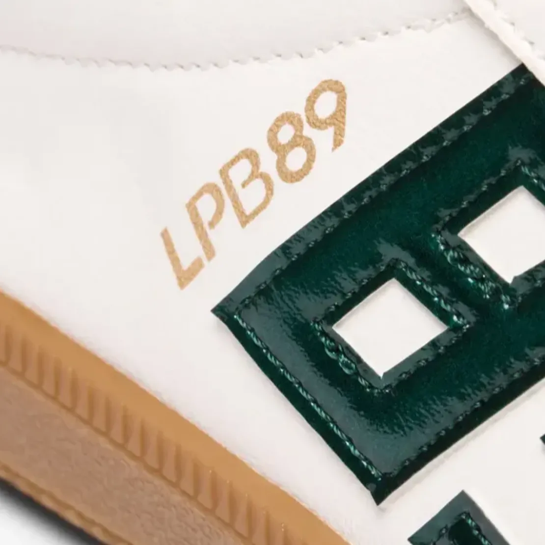 Les Petites BombesBaskets blanches avec détails verts métallisés blanc perle