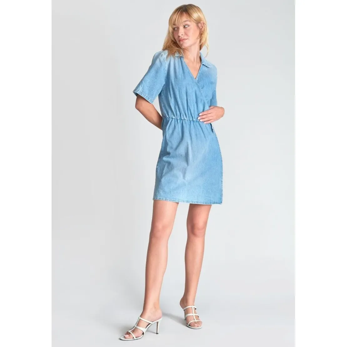 Le Temps des CerisesRobe portefeuille en jeans FLOE bleu Sloan