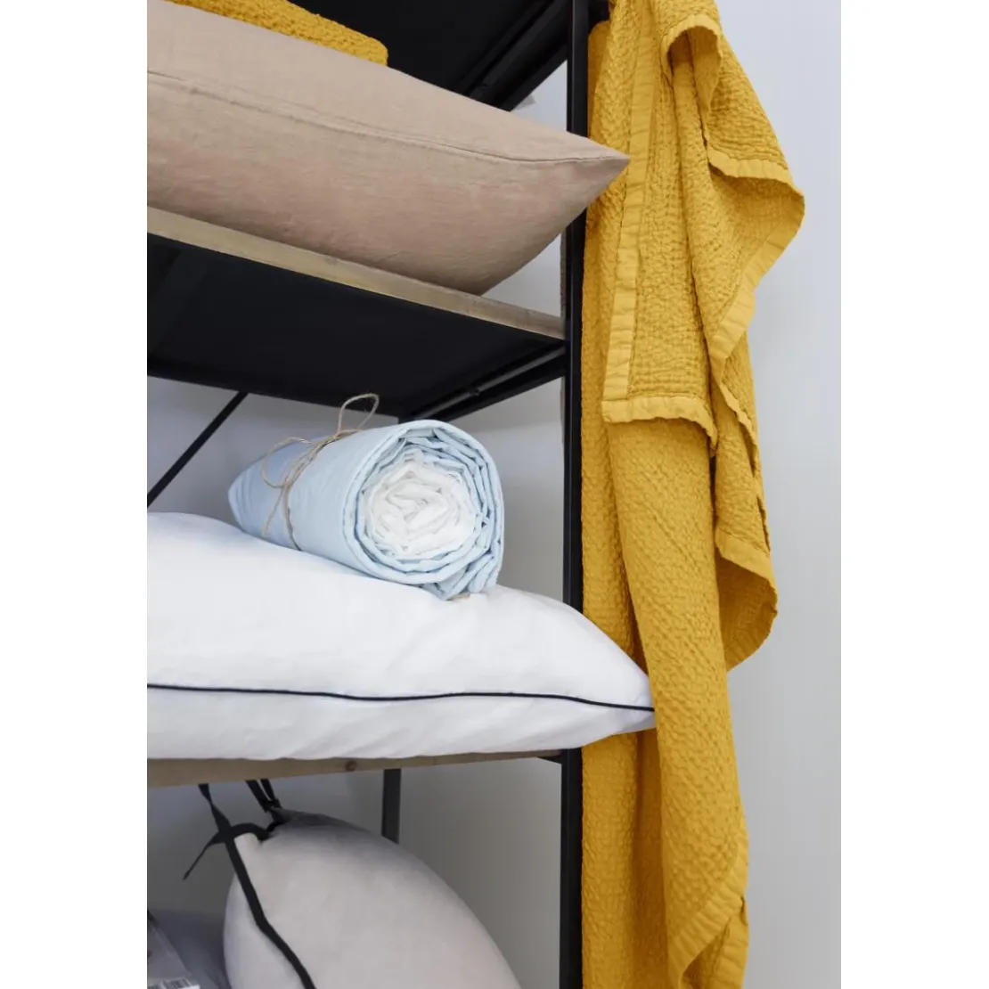 L'Officiel InteriorsPlaid en coton ocre - Les basiques