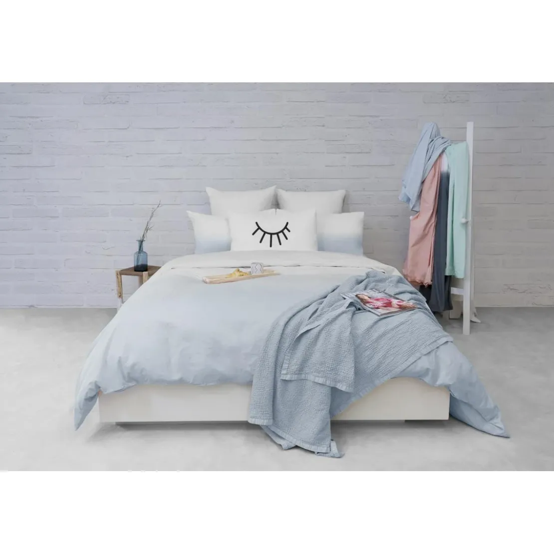 L'Officiel InteriorsPlaid en coton bleu ciel - Les basiques