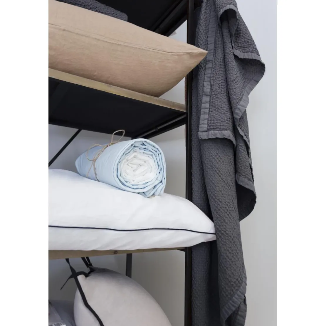 L'Officiel InteriorsPlaid en coton gris foncé - Les basiques