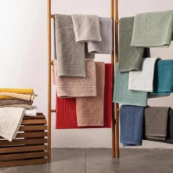 Maison VivaraiseTapis de bain uni Enzo Aubépine 70 x 140