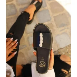 Mes jolis nu piedsMules plates détails strass femme cuir noire