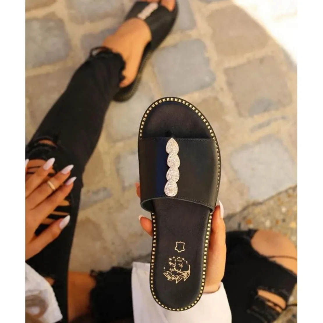 Mes jolis nu piedsMules plates détails strass femme cuir noire