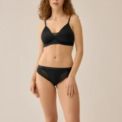 NaturanaSoutien-gorge doux et agréable avec détails en maille noir- The Monday