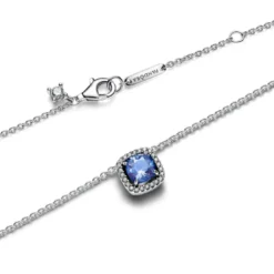 PandoraCollier avec Pendentif Halo Bleu Carré Scintillant