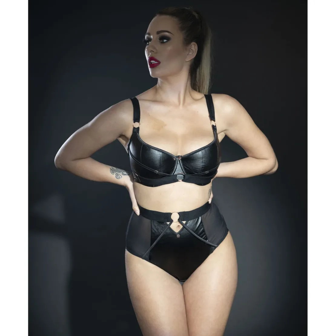 ScantillySoutien-gorge corbeille armatures demi-sein noir en viscose- Harnessed