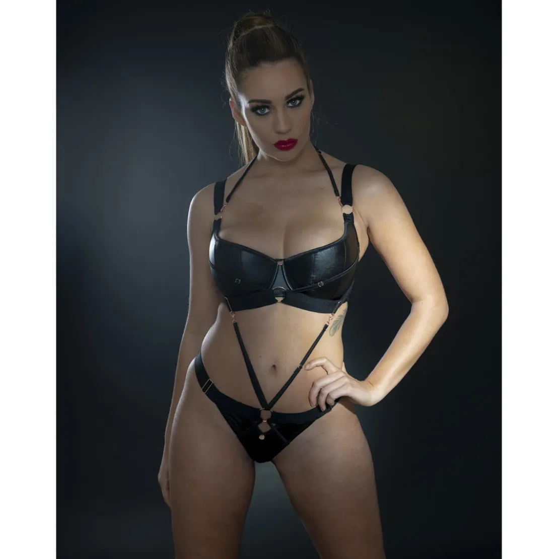 ScantillySoutien-gorge corbeille armatures demi-sein noir en viscose- Harnessed
