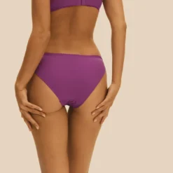 Simone Pérèleculotte violette- Oisive
