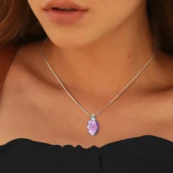 So Charm BijouxCollier par So Charm® et ses trois pendentifs So Charm® ornée de cristaux Swarovski® 6435-16-SINI+6438-16-AMET+6735-26-CRYS