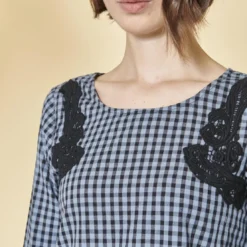 3 SUISSESBlouse à carreaux manches 3/4 guipure et volants femme - Carreaux Bleu en coton