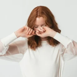 3S. x Le VestiairePull avec manches transparentes Albane en viscose blanc