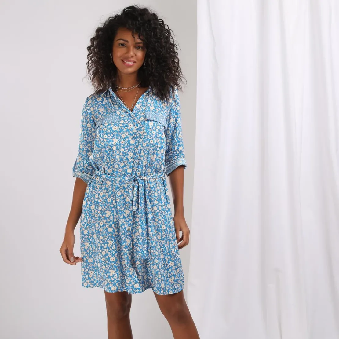 3S. x Le VestiaireRobe chemise ceinturée imprimée bleu en viscose