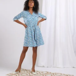 3S. x Le VestiaireRobe chemise ceinturée imprimée bleu en viscose
