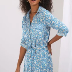 3S. x Le VestiaireRobe chemise ceinturée imprimée bleu en viscose