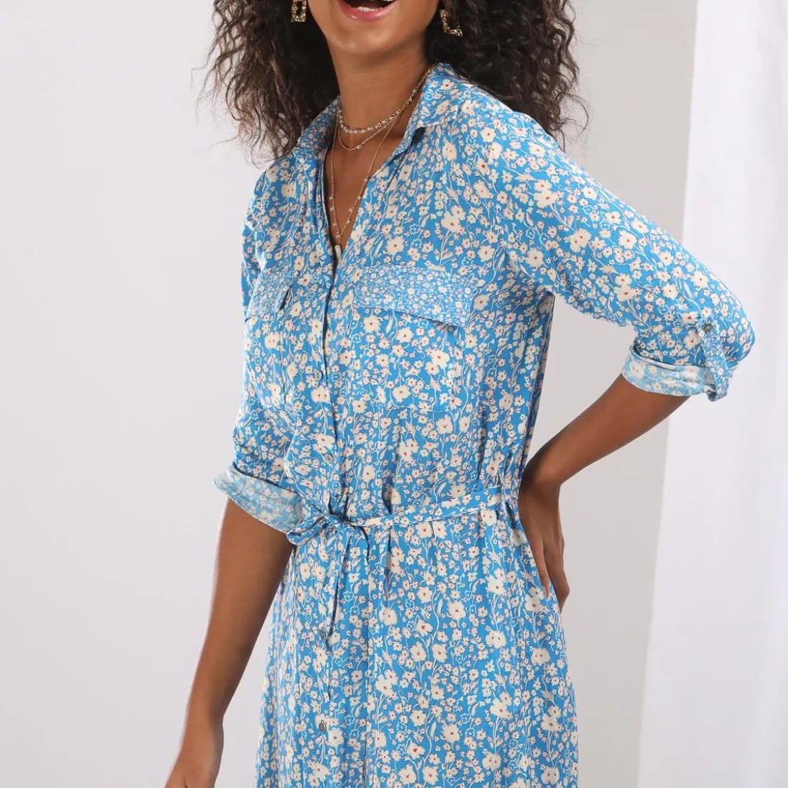 3S. x Le VestiaireRobe chemise ceinturée imprimée bleu en viscose