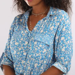 3S. x Le VestiaireRobe chemise ceinturée imprimée bleu en viscose