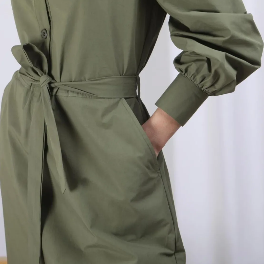 3S. x RééditionRobe manches longues ceinturée en popeline kaki Dali Réédition