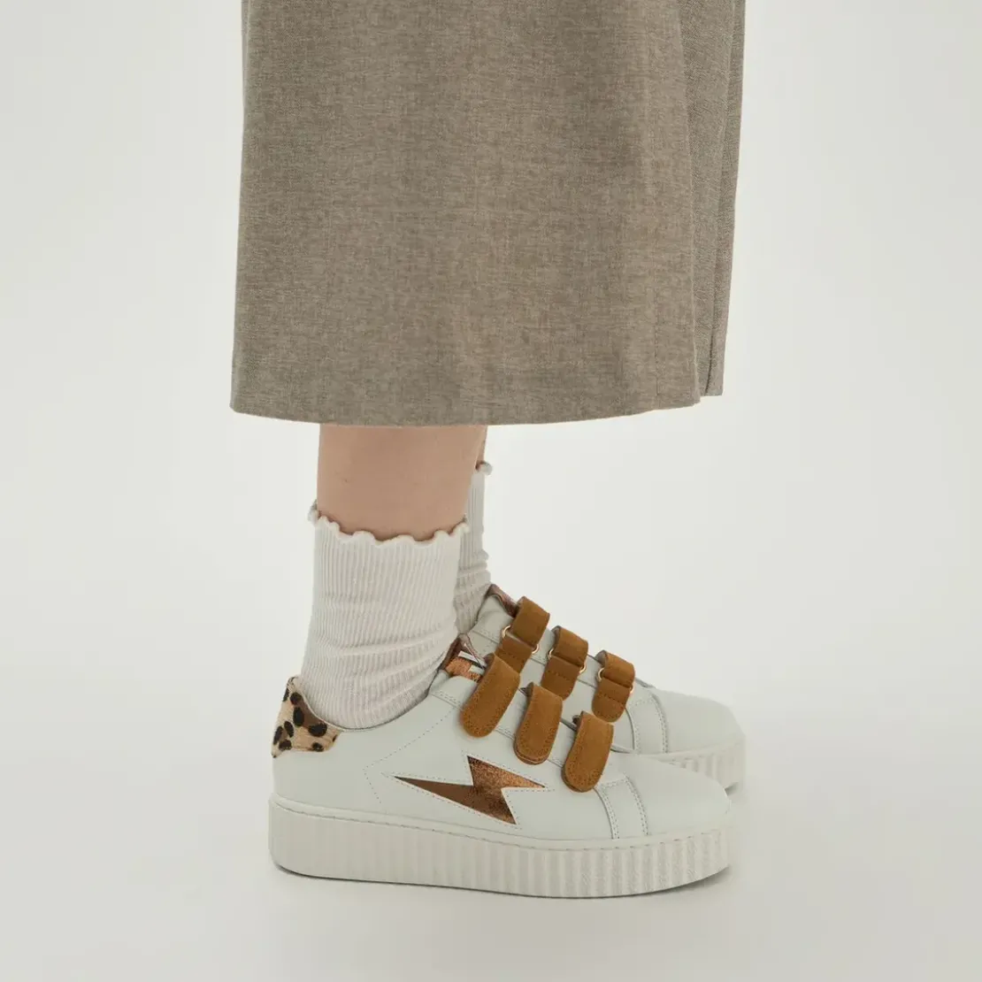 Vanessa WuBaskets éclair Delia blanc et bronze à scratchs camel