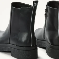 Vanessa WuBottines noires