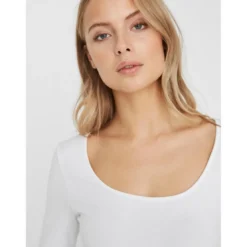 Vero ModaBlouse Slim Fit Col en U Manches longues blanc