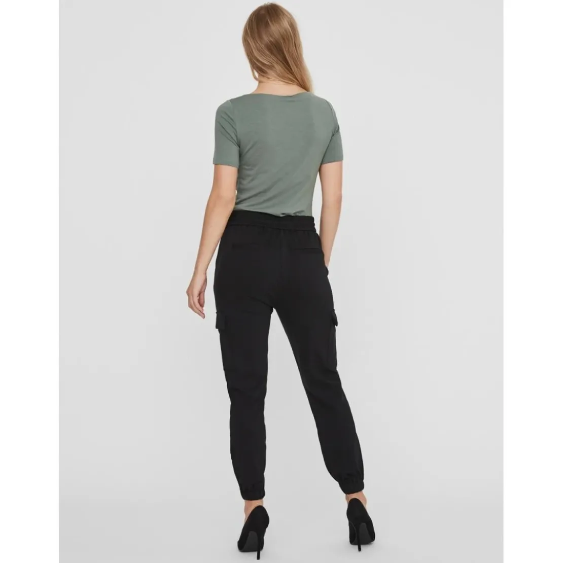 Vero ModaPantalon cargo loose fit noir en viscose