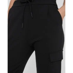 Vero ModaPantalon cargo loose fit noir en viscose