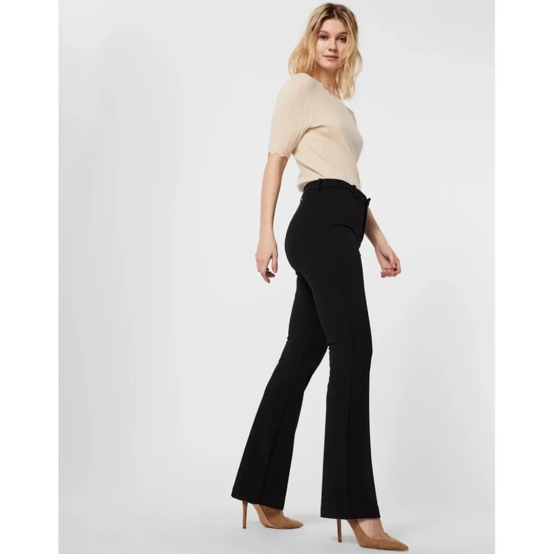 Vero ModaPantalon Flared Fit Taille moyenne noir Eden