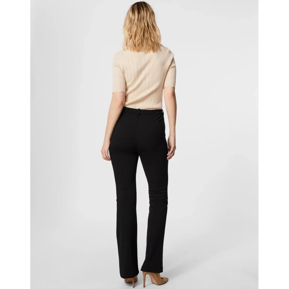 Vero ModaPantalon Flared Fit Taille moyenne noir Eden