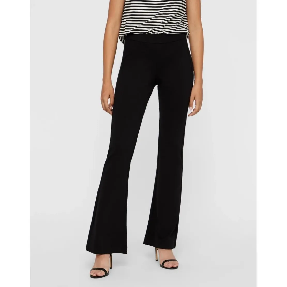 Vero ModaPantalon Flared Fit Taille moyenne noir en viscose