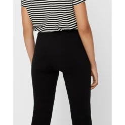 Vero ModaPantalon Flared Fit Taille moyenne noir en viscose