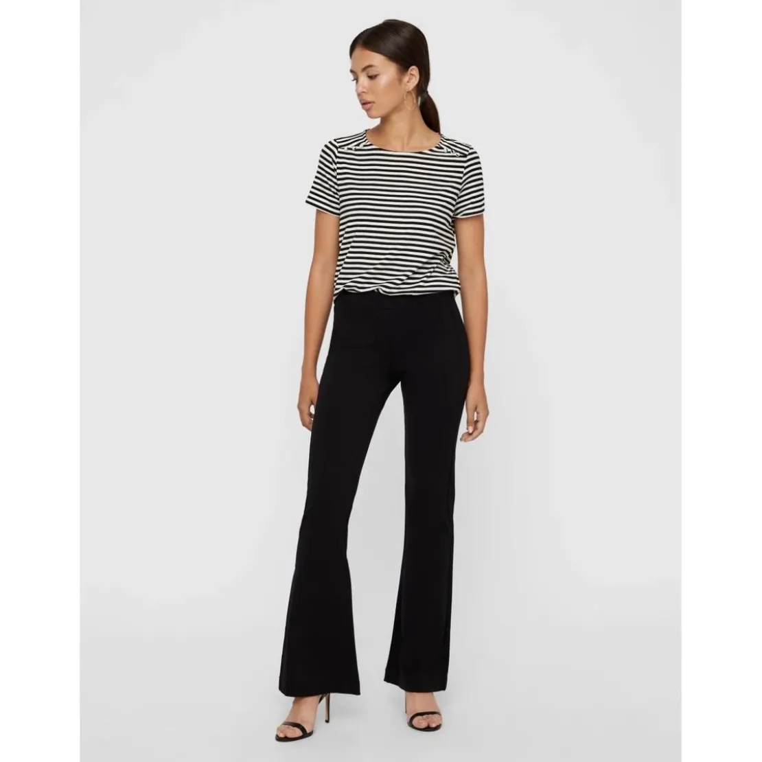 Vero ModaPantalon Flared Fit Taille moyenne noir en viscose