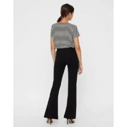 Vero ModaPantalon Flared Fit Taille moyenne noir en viscose
