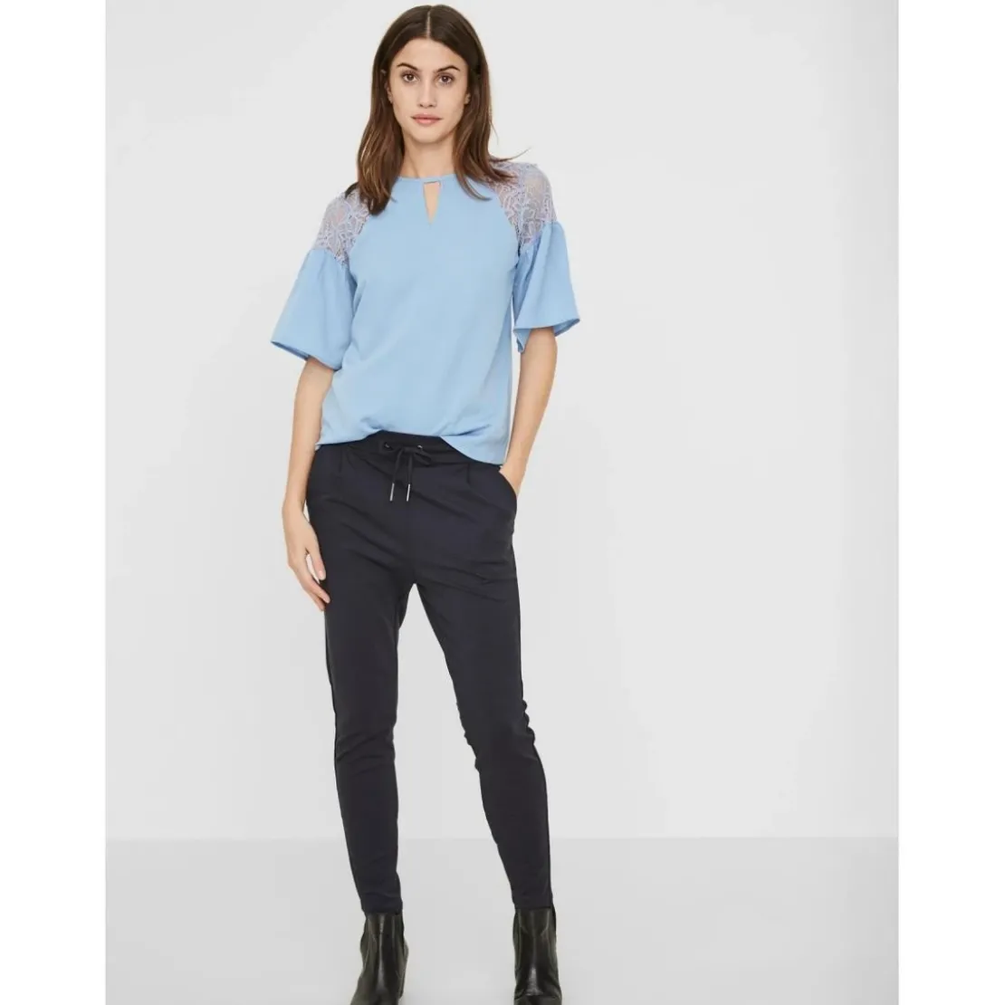 Vero ModaPantalon Loose Fit Taille moyenne Pleine longueur bleu en viscose Zola
