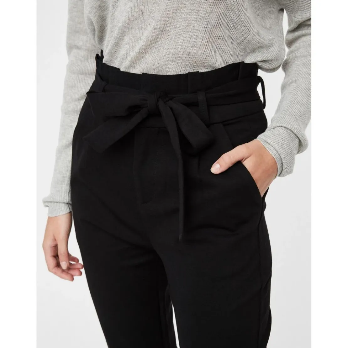 Vero ModaPantalon paperbag Loose Fit Taille haute Pleine longueur noir en viscose