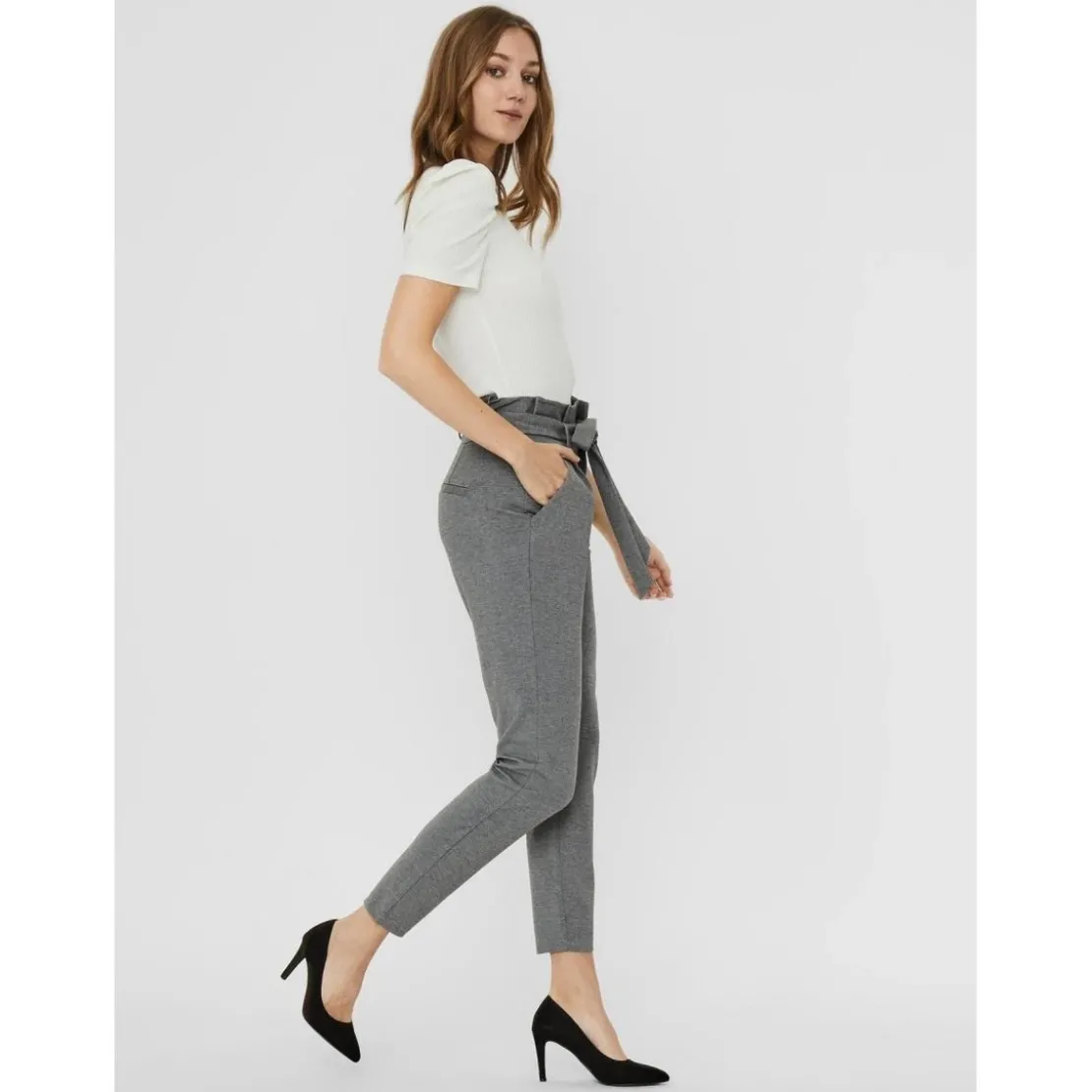 Vero ModaPantalon paperbag Loose Fit Taille haute Pleine longueur gris en viscose