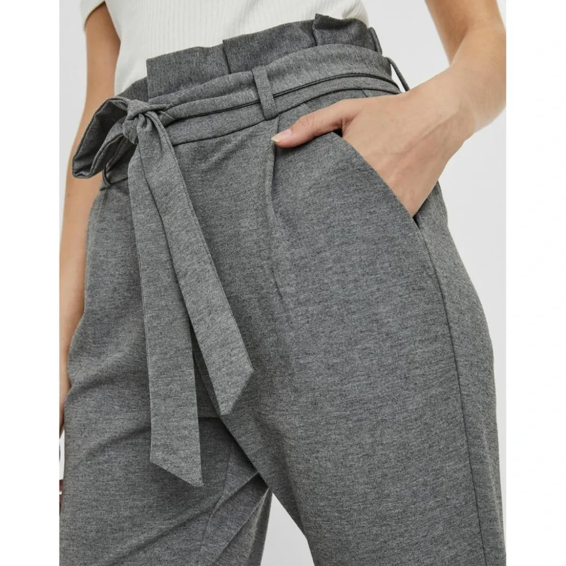 Vero ModaPantalon paperbag Loose Fit Taille haute Pleine longueur gris en viscose