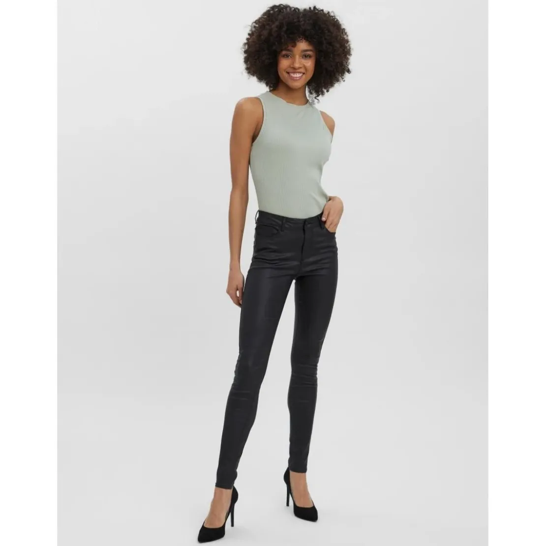 Vero ModaPantalon slim noir en viscose