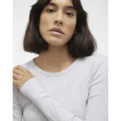 Vero ModaTee shirt manches longues et col rond en coton gris Cléo
